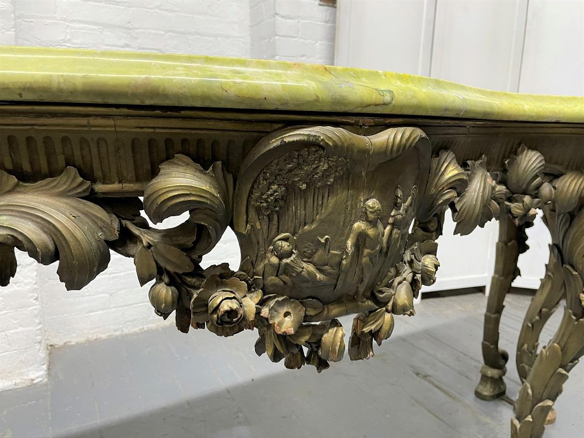 Console italienne du 19ème siècle en bois sculpté avec dessus en marbre et puttis en vente 2