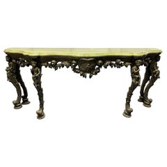 Console italienne du 19ème siècle en bois sculpté avec dessus en marbre et puttis