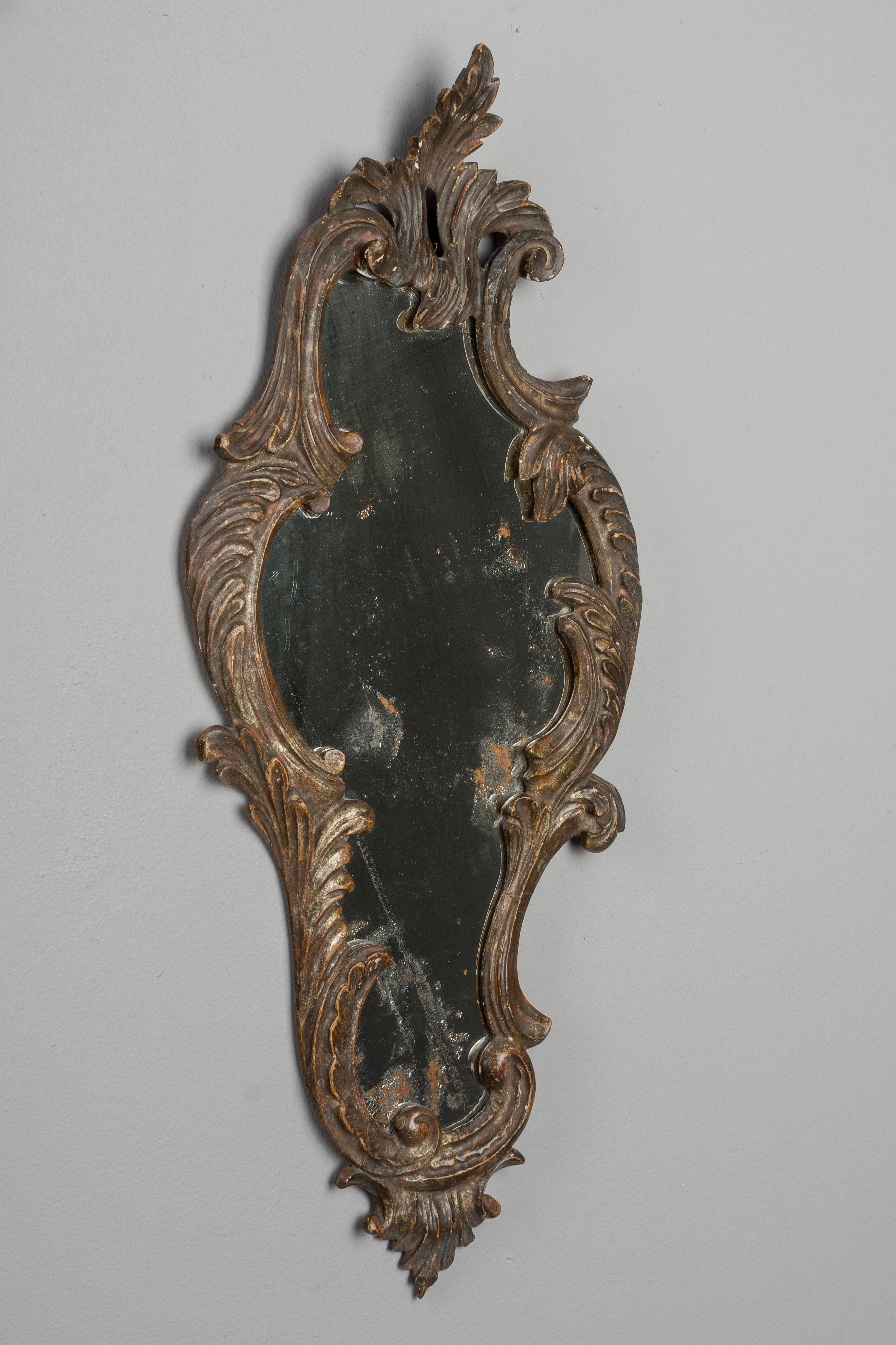 Italienischer geschnitzter Holzspiegel aus dem 19. Jahrhundert (Handgeschnitzt) im Angebot