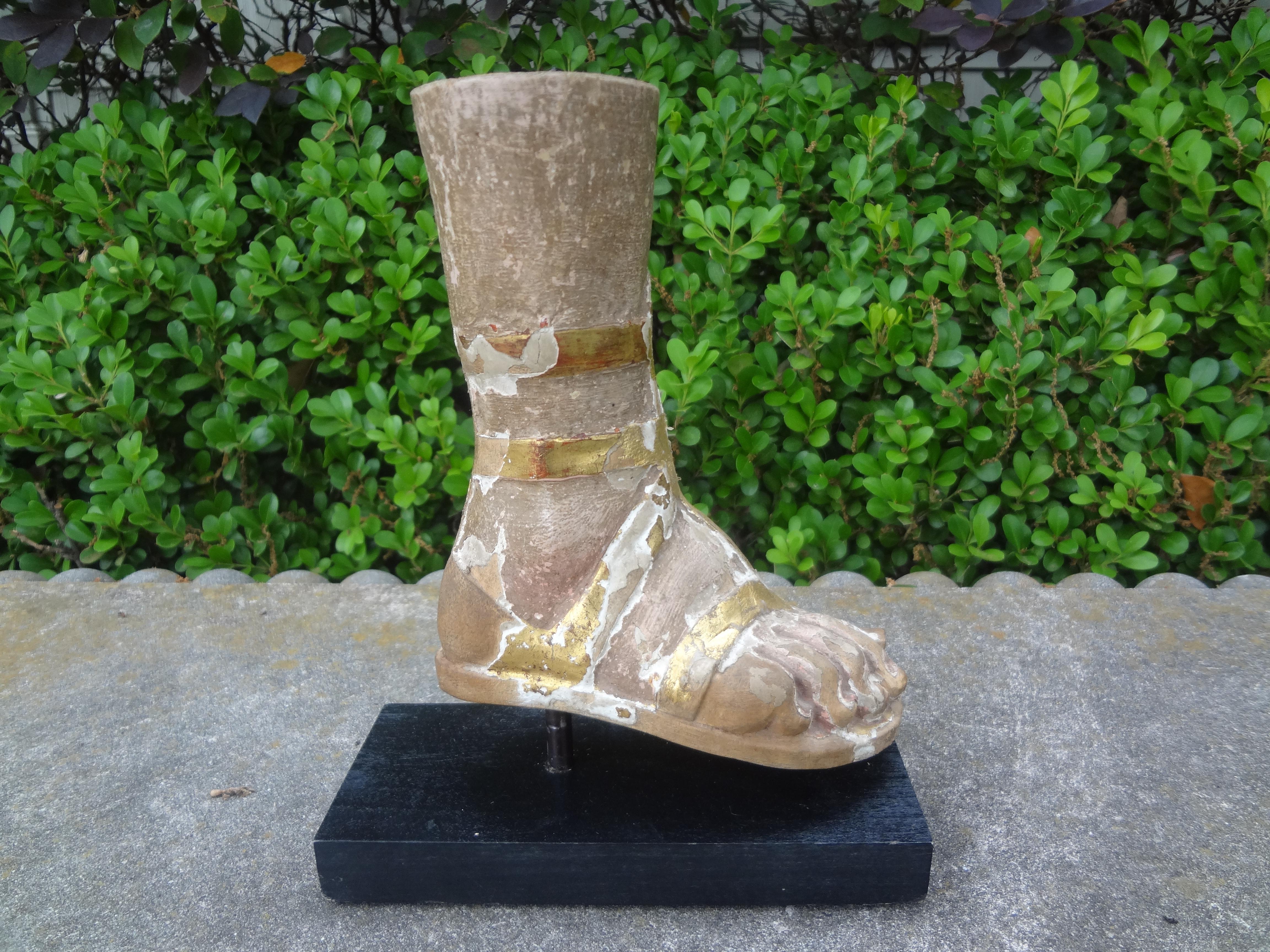 Pied de santon en bois sculpté italien du 19e siècle.
Ce superbe pied de Santo en bois italien sculpté représentant un archange habillé en romain est une véritable œuvre d'art.
soldat. Cette sculpture magnifiquement sculptée et dorée est montée sur