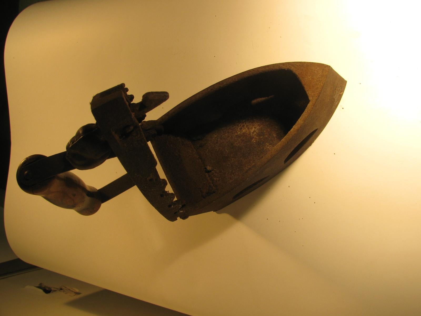 19. Jahrhundert Italienisches Gusseisen, Kohlegetriebenes Eisen (Spätes 19. Jahrhundert) im Angebot