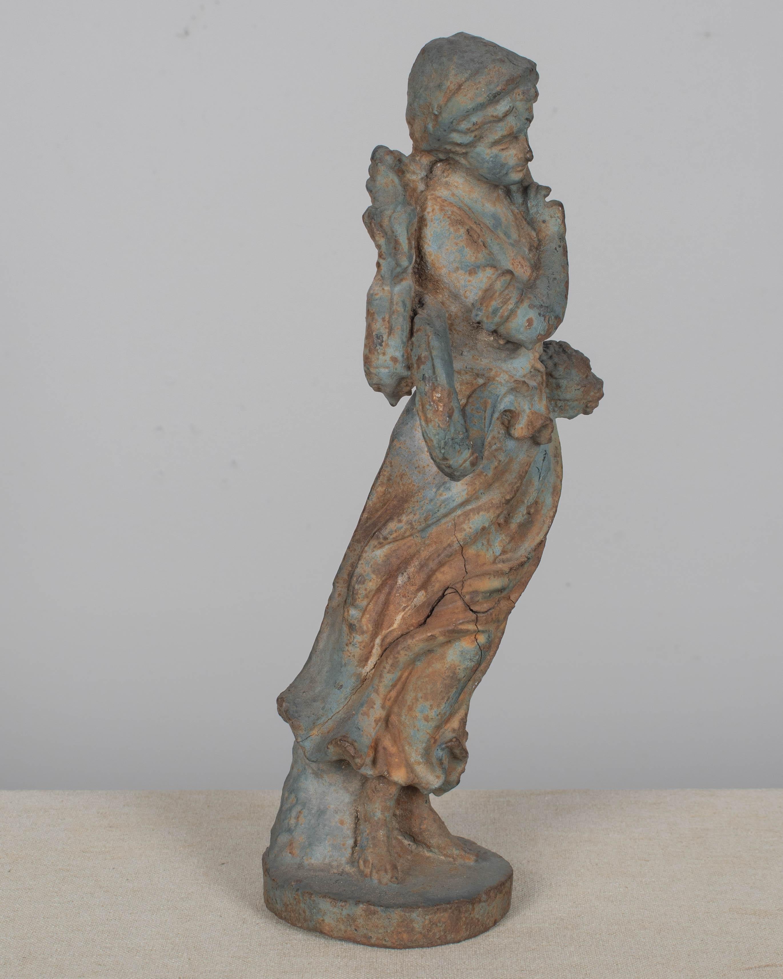 Paire de statues de jardin en fonte italiennes du 19e siècle en vente 11