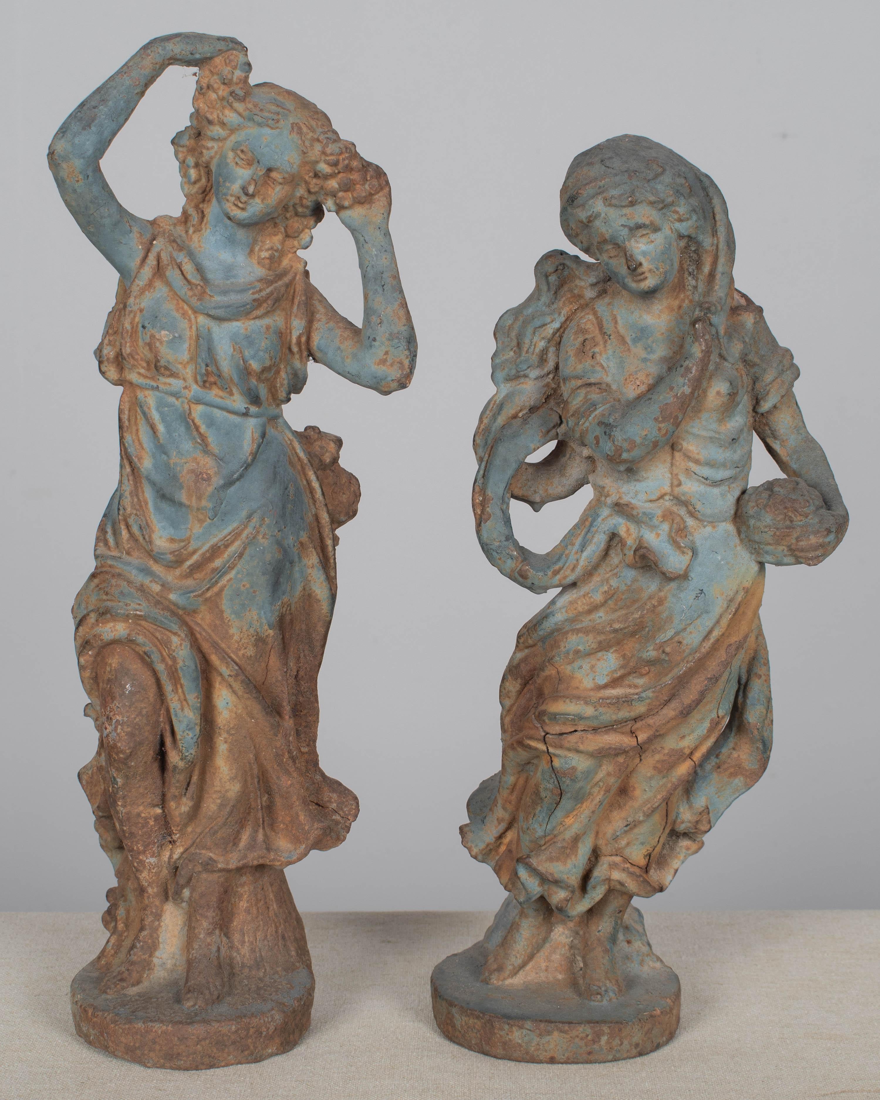 Paire de petites statues de jardin en fonte italienne du XIXe siècle, ou figurines représentant les saisons de l'automne et du printemps. Belle patine gris-bleu altérée par les intempéries avec une forte rouille. Circa 1860-1880
Dimensions :
Automne