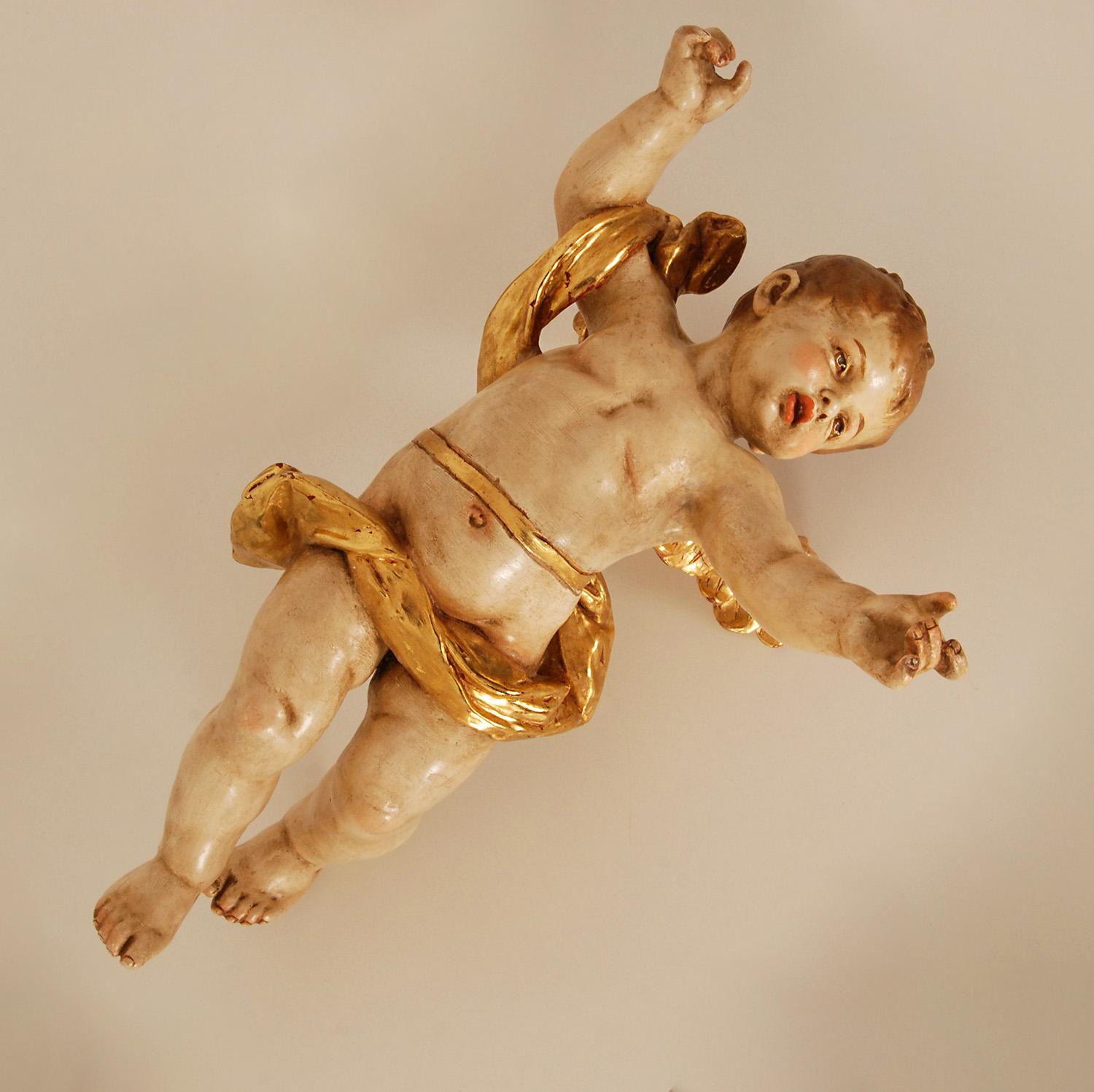 Figure de putto baroque italienne du 19ème siècle représentant un chérubin en céramique dorée et peinte à froid  en vente 3