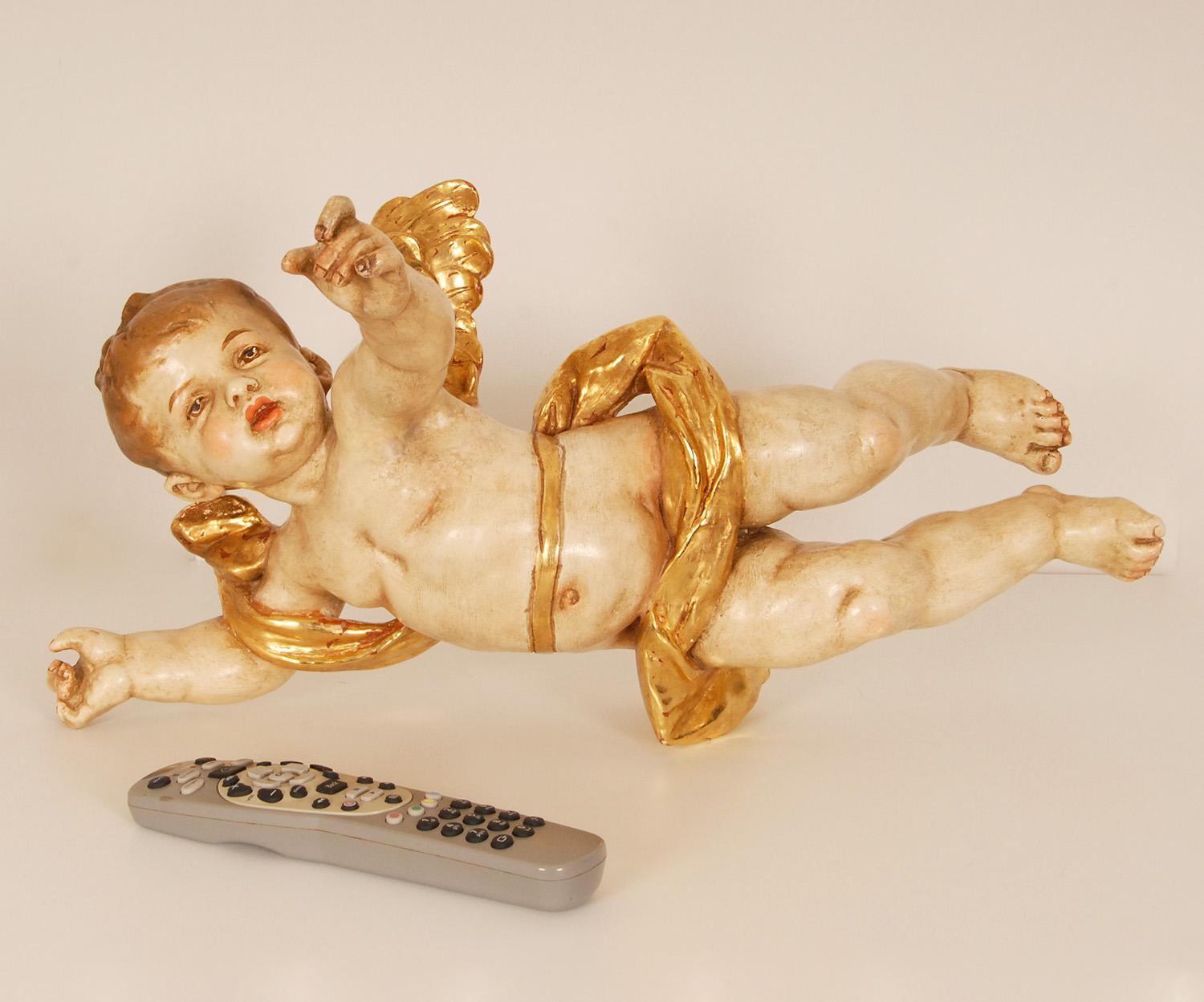 Néo-baroque Figure de putto baroque italienne du 19ème siècle représentant un chérubin en céramique dorée et peinte à froid  en vente