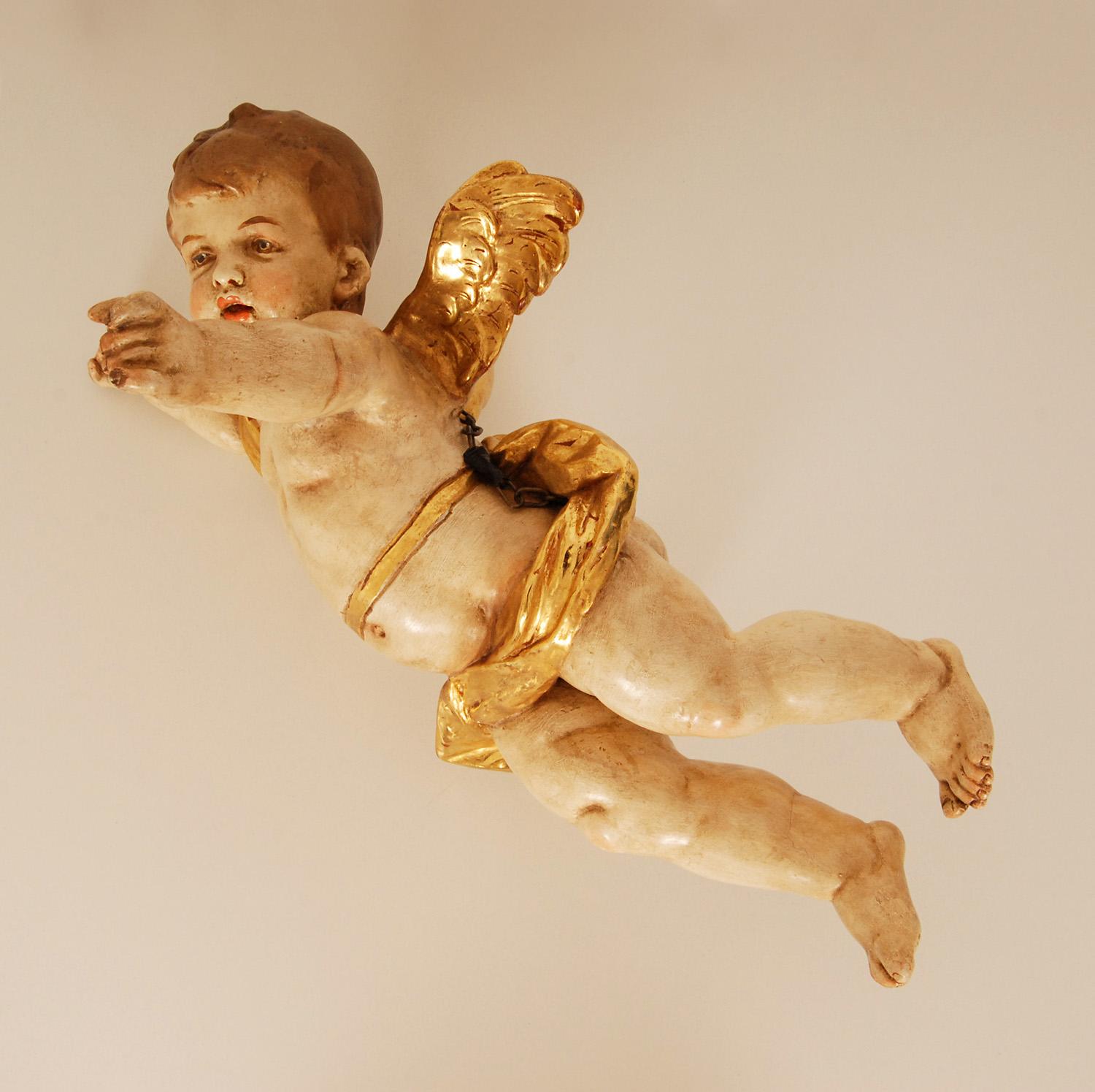 Fait main Figure de putto baroque italienne du 19ème siècle représentant un chérubin en céramique dorée et peinte à froid  en vente