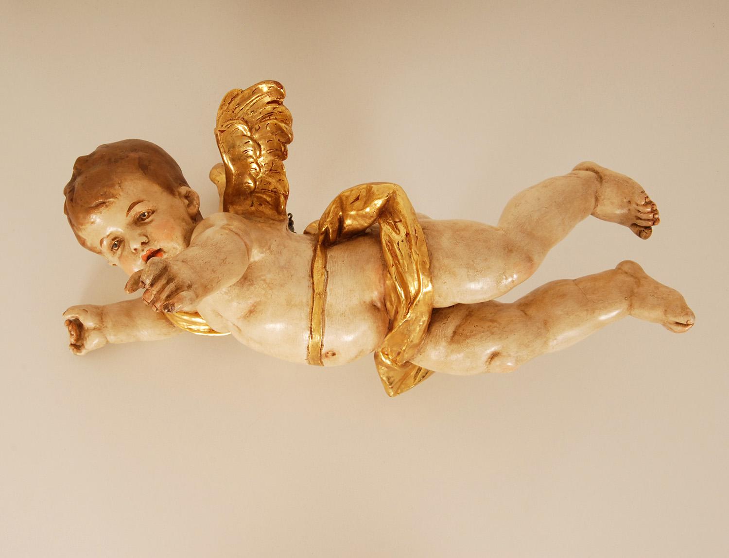 Italienische Keramik-Kommodenfigur aus dem 19. Jahrhundert, Cherub, vergoldet, kalt bemalter Barock, vergoldet  im Zustand „Gut“ im Angebot in Wommelgem, VAN