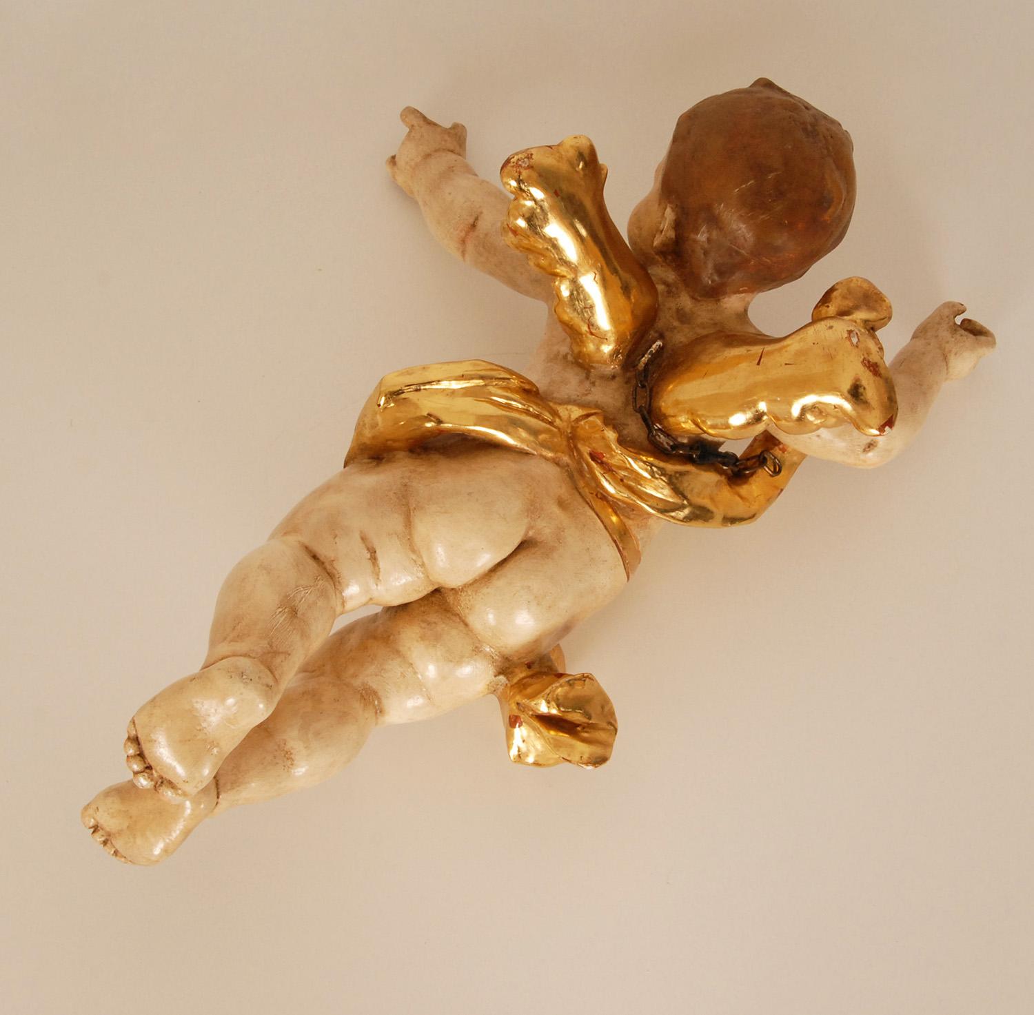 Céramique Figure de putto baroque italienne du 19ème siècle représentant un chérubin en céramique dorée et peinte à froid  en vente