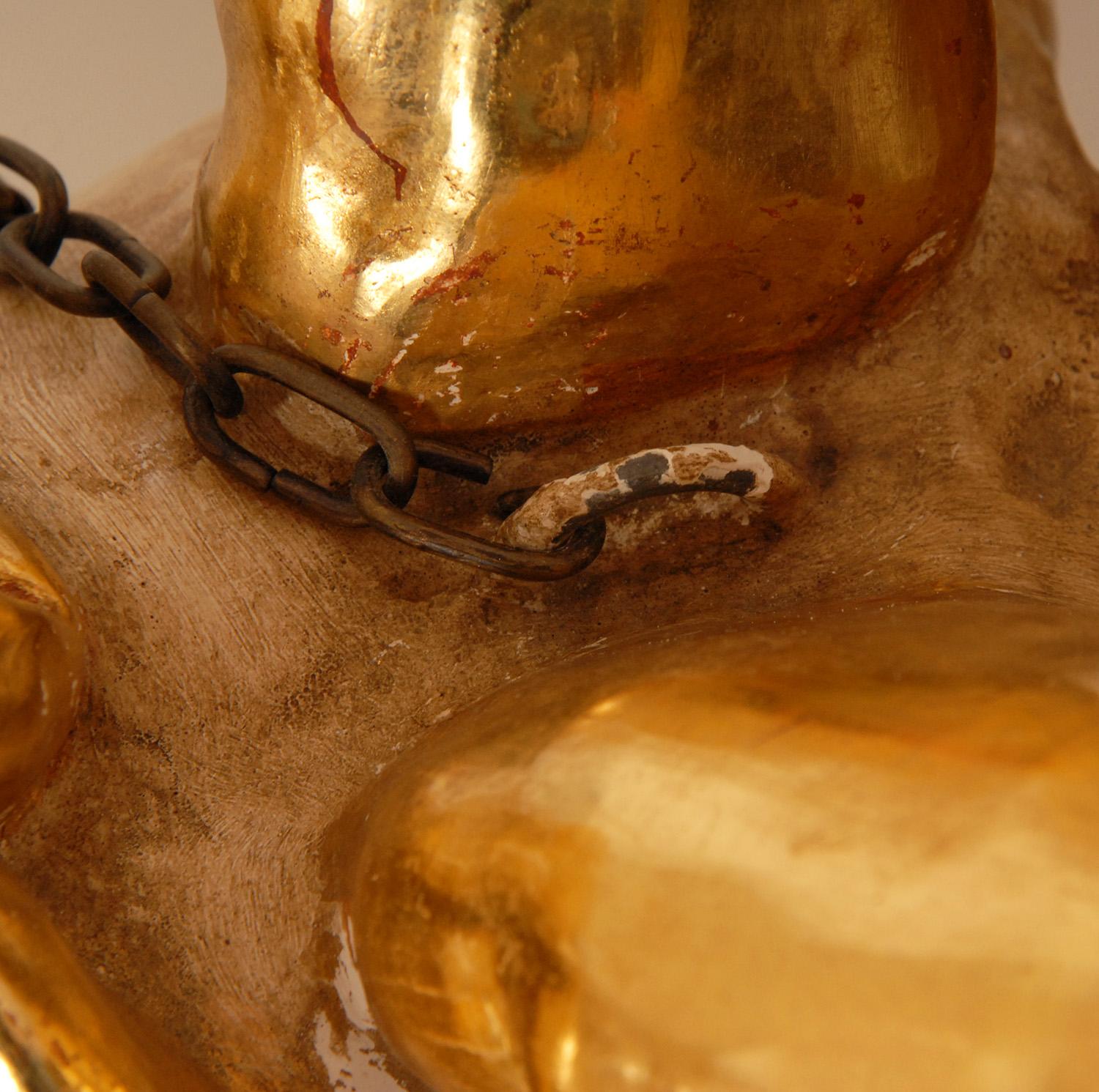 Figure de putto baroque italienne du 19ème siècle représentant un chérubin en céramique dorée et peinte à froid  en vente 1