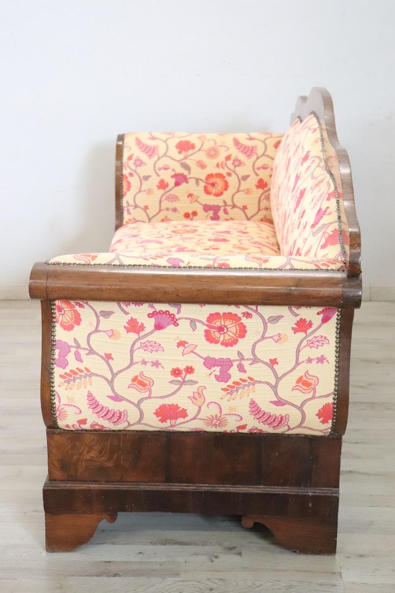 19. Jahrhundert Italienisch Charles X Antike Settee in Nussbaum im Angebot 7