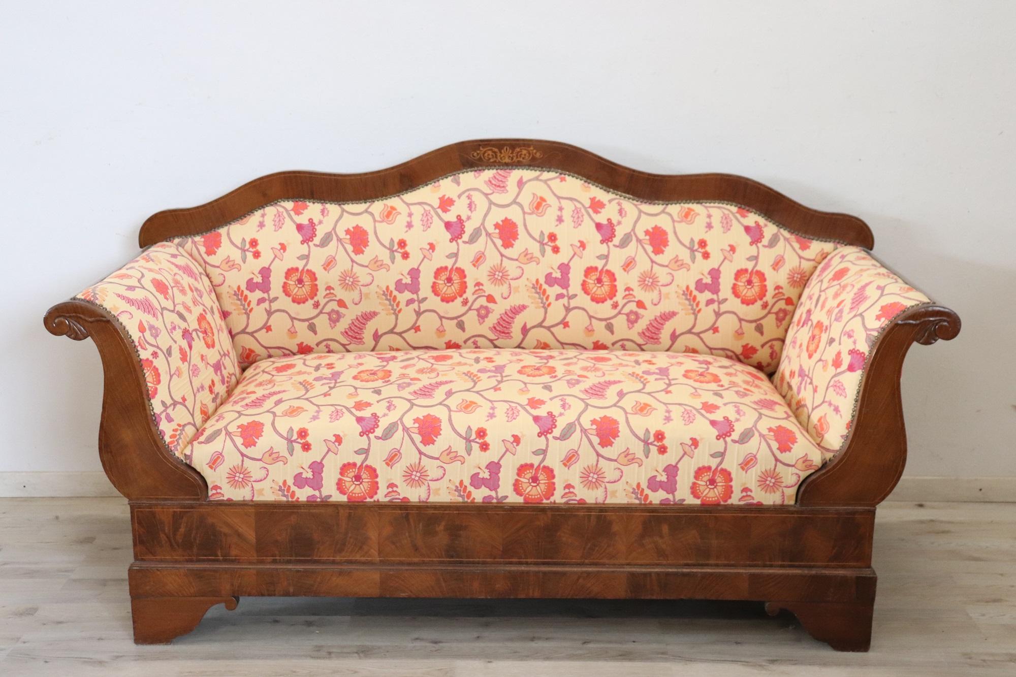 Wir bieten dieses antike italienische Sofa aus der ersten Hälfte des 19. Jahrhunderts an.

Das Sofa hat ein Gestell aus massivem Nussbaumholz und eine bequem gepolsterte Rückenlehne und Sitzfläche. Sein Design spiegelt mit seinen eleganten,
