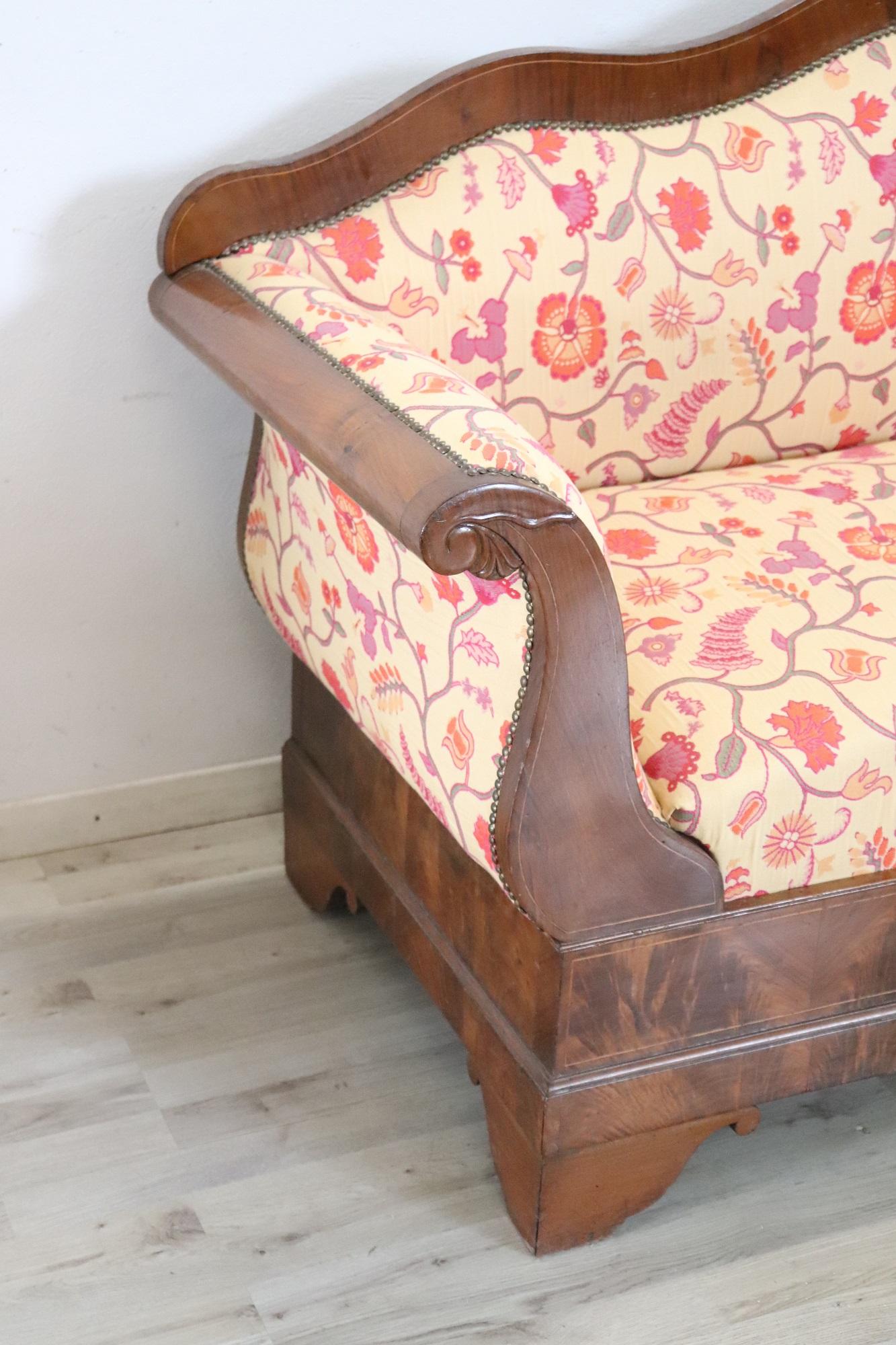 19. Jahrhundert Italienisch Charles X Antike Settee in Nussbaum (Charles X.) im Angebot