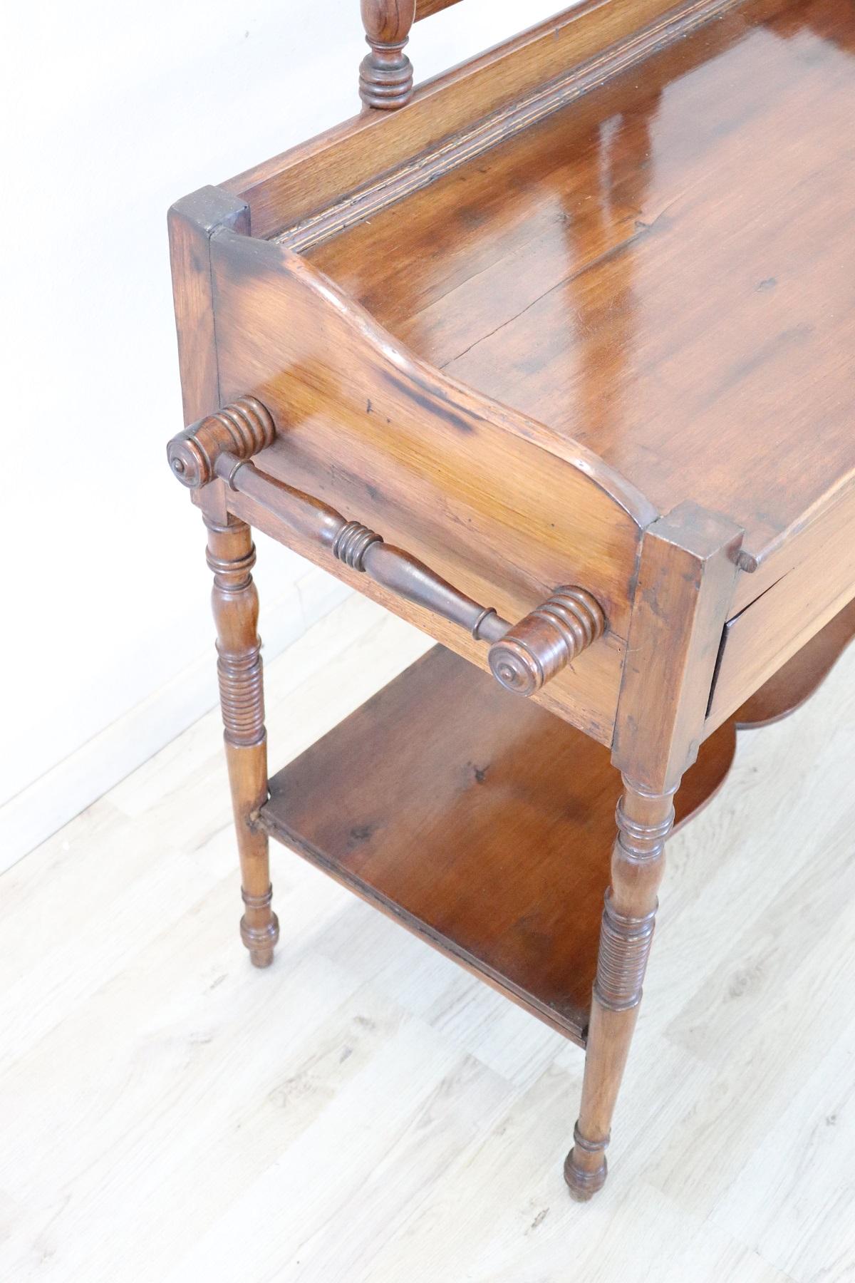 19th Century Italian Charles X Antique Walnut Vanity Table, Vanity Desk In Excellent Condition In Casale Monferrato, IT