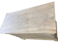 Cómoda de nogal blanqueado Charles X italiana del siglo XIX