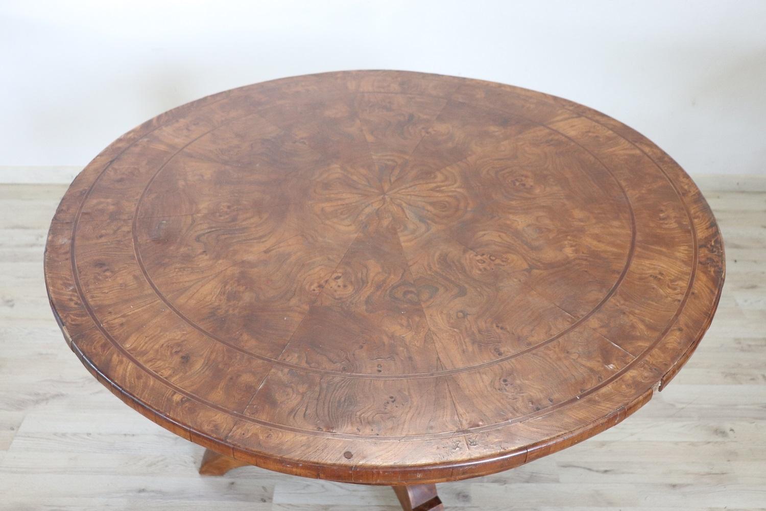 Beautiful important antique round table, 1825s. The large and solid central stem in turned walnut. The walnut briar top is of great value. This center table is perfect for a large entrance or to embellish a living room. Its dimensions are large so
