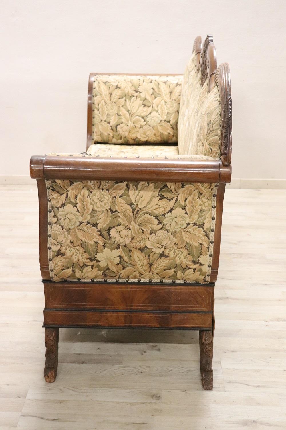 19. Jahrhundert Italienisch Charles X geschnitzt Nussbaum antike große Couch im Angebot 2