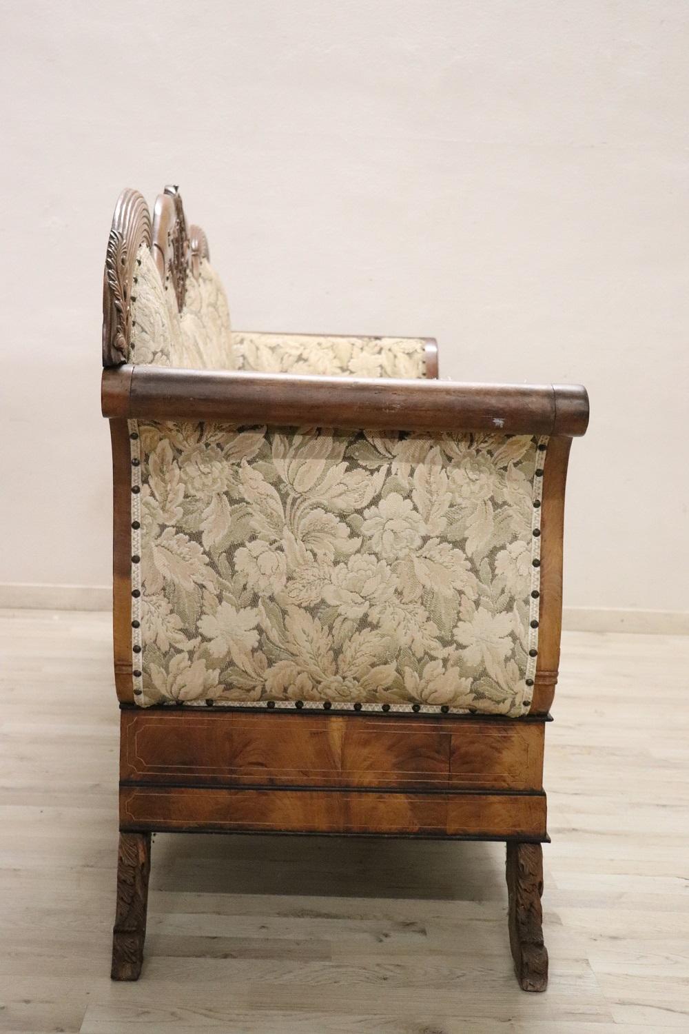 19. Jahrhundert Italienisch Charles X geschnitzt Nussbaum antike große Couch (Walnuss) im Angebot
