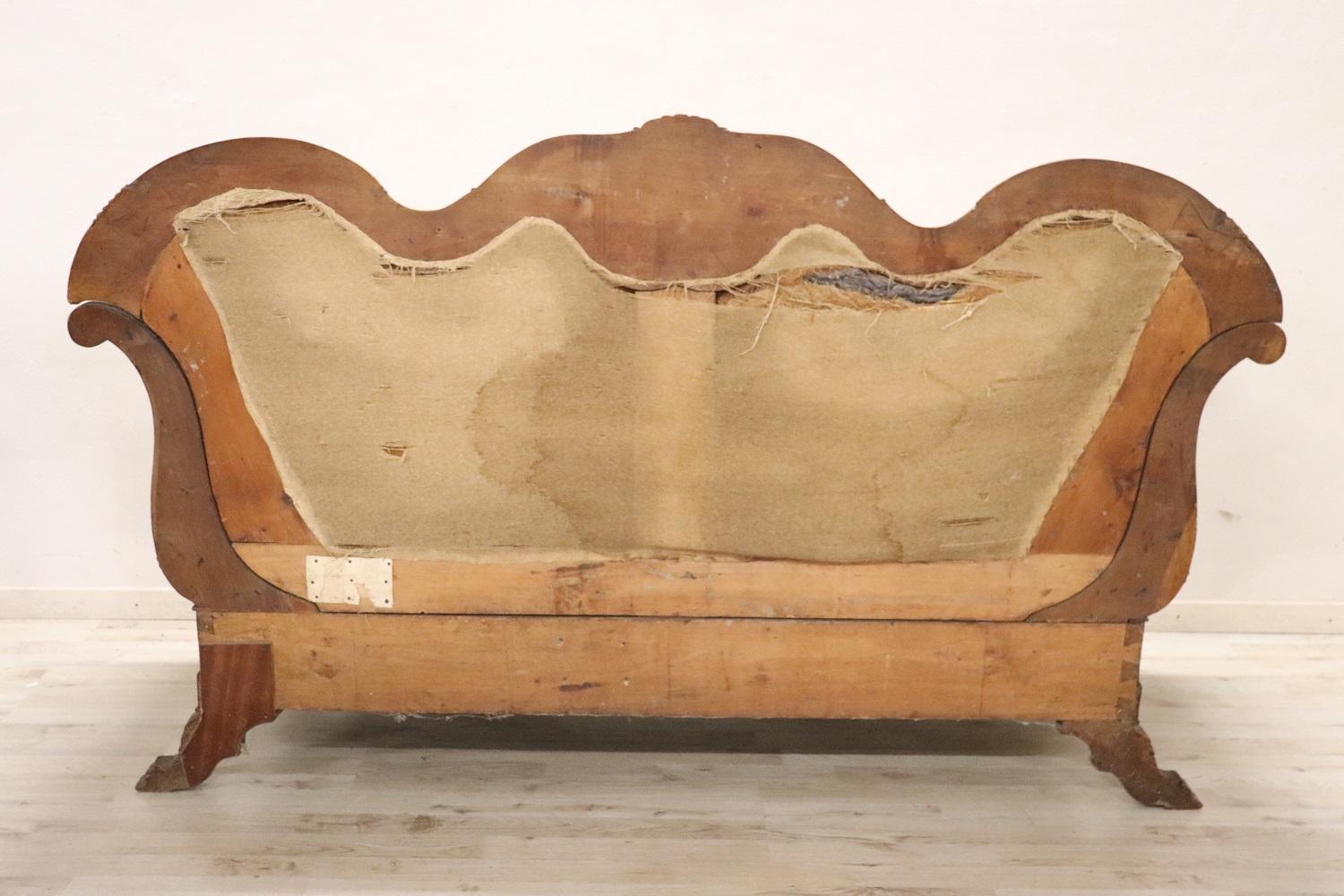 Grand canapé ancien en noyer sculpté du 19e siècle de l'Italie Charles X en vente 1