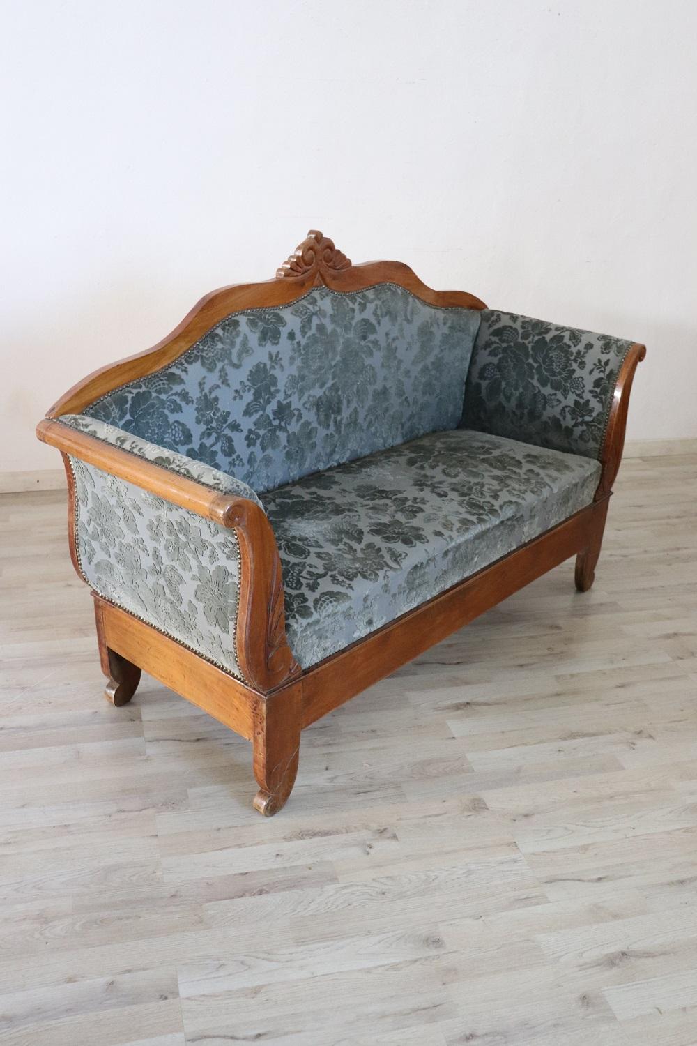 19th Century Italian Charles X Carved Walnut Antique Settee In Good Condition In Casale Monferrato, IT