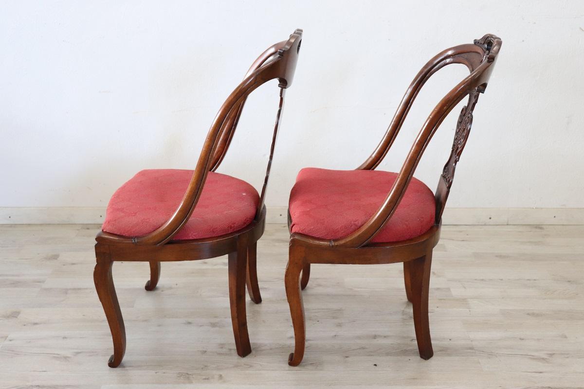 Jeu de 2 chaises anciennes en noyer sculpté du 19ème siècle de l'Italie Charles X en vente 3