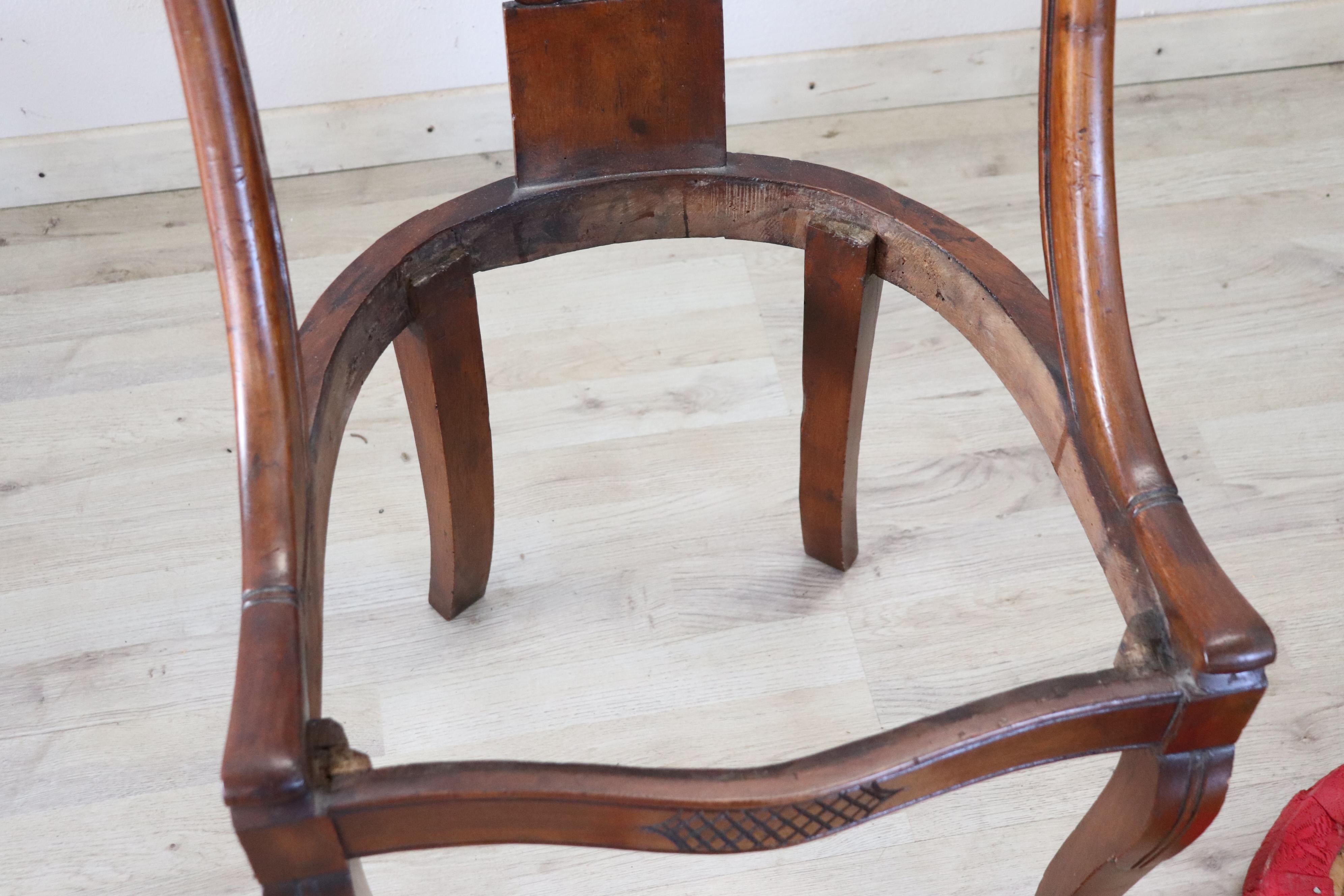Jeu de 2 chaises anciennes en noyer sculpté du 19ème siècle de l'Italie Charles X en vente 5
