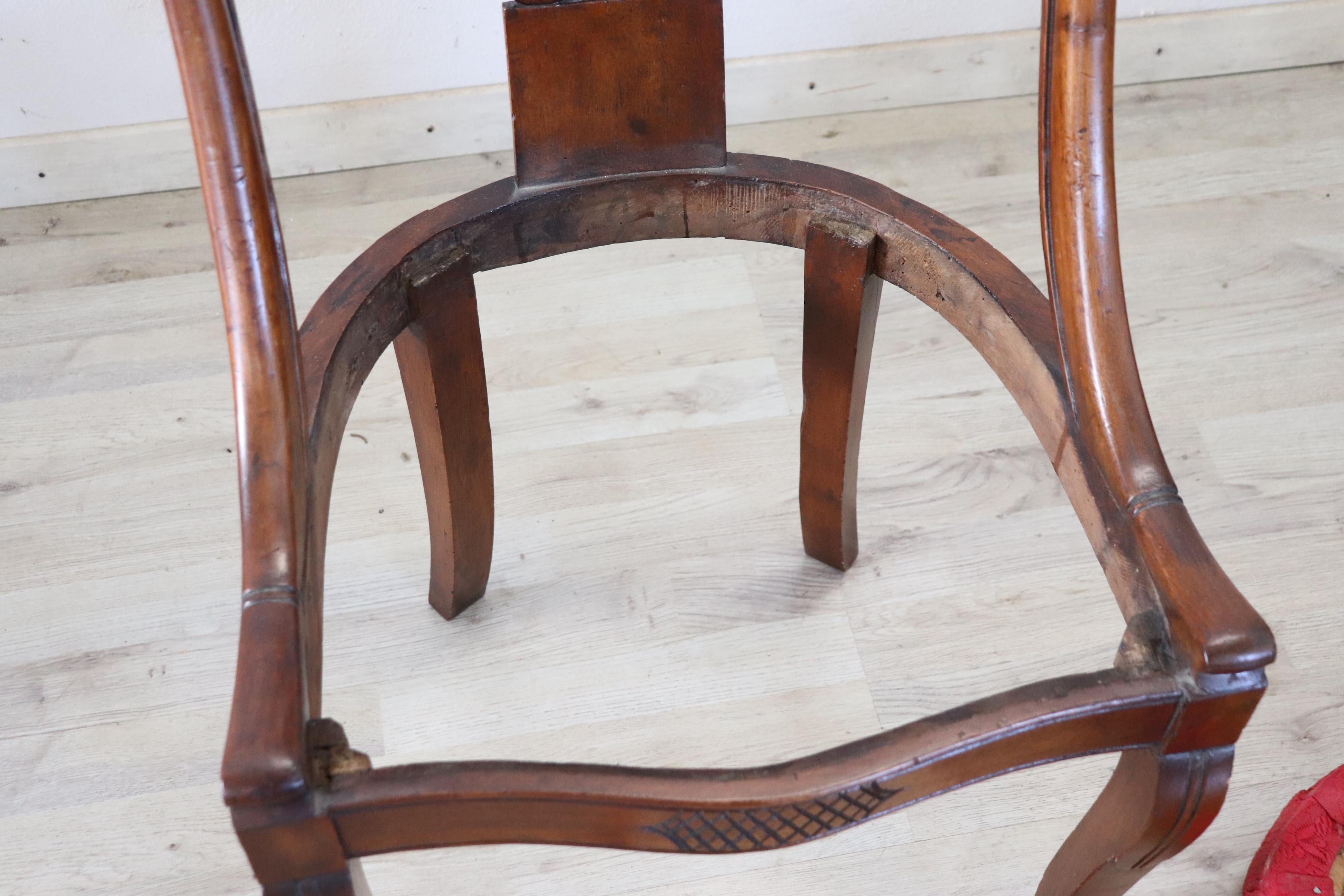 Set di 2 sedie antiche in legno di noce intagliato Charles X del XIX secolo in vendita 1