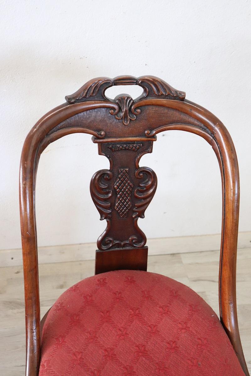 19. Jahrhundert Italienisch Charles X geschnitzt Nussbaum Satz von 2 antiken Stühlen im Zustand „Gut“ im Angebot in Casale Monferrato, IT
