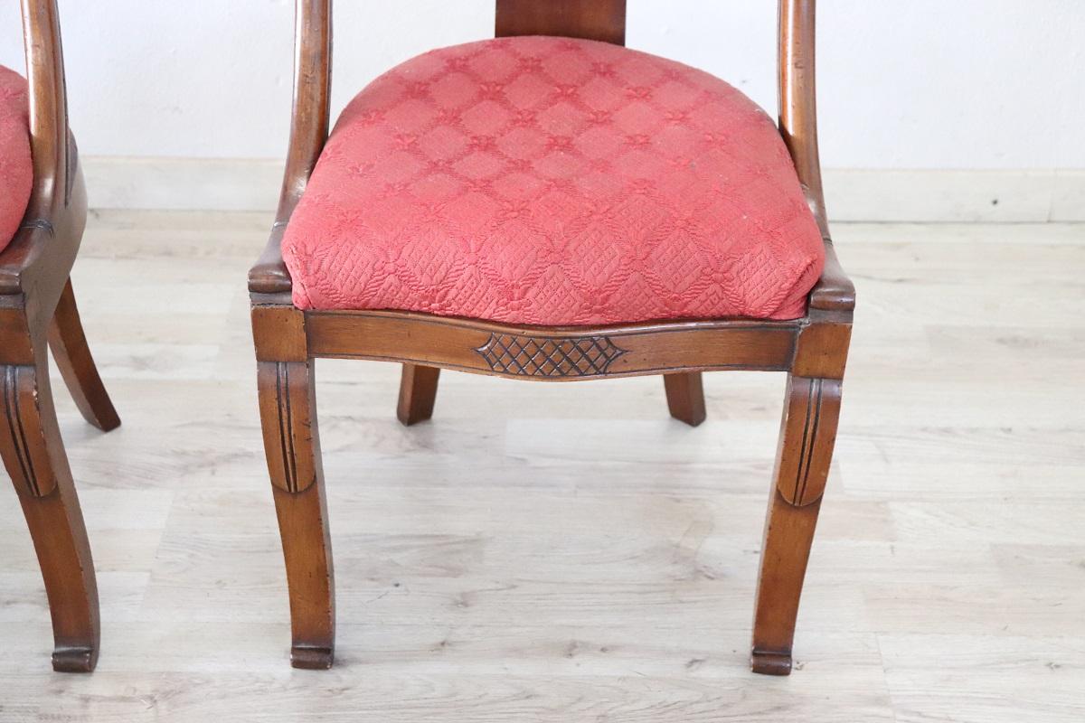 Italiano Set di 2 sedie antiche in legno di noce intagliato Charles X del XIX secolo in vendita