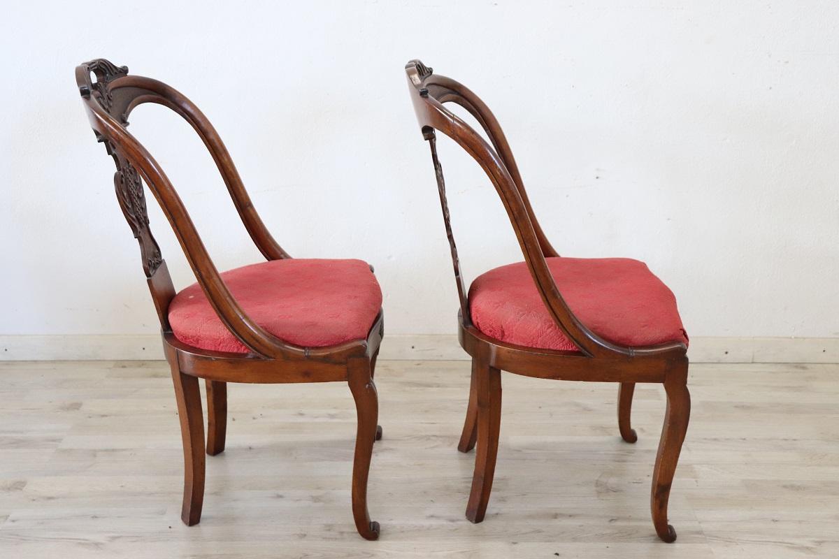 Jeu de 2 chaises anciennes en noyer sculpté du 19ème siècle de l'Italie Charles X en vente 1