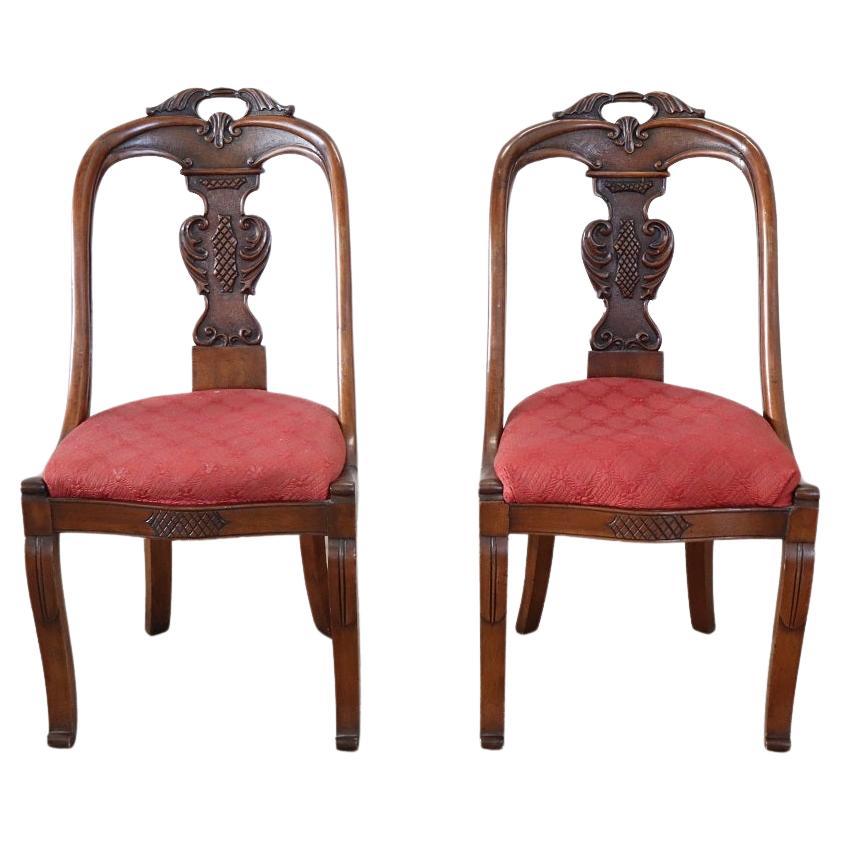 Jeu de 2 chaises anciennes en noyer sculpté du 19ème siècle de l'Italie Charles X en vente