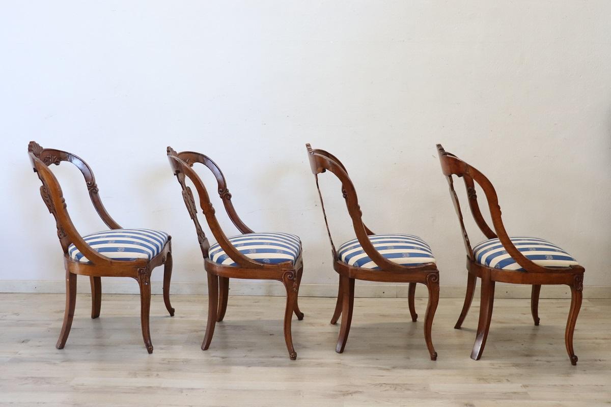 Ensemble de quatre chaises anciennes en noyer sculpté du XIXe siècle de Charles X en vente 4