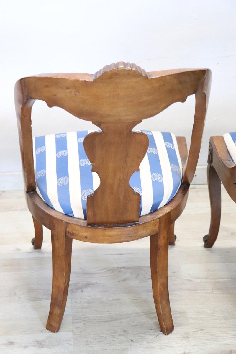 Ensemble de quatre chaises anciennes en noyer sculpté du XIXe siècle de Charles X en vente 5