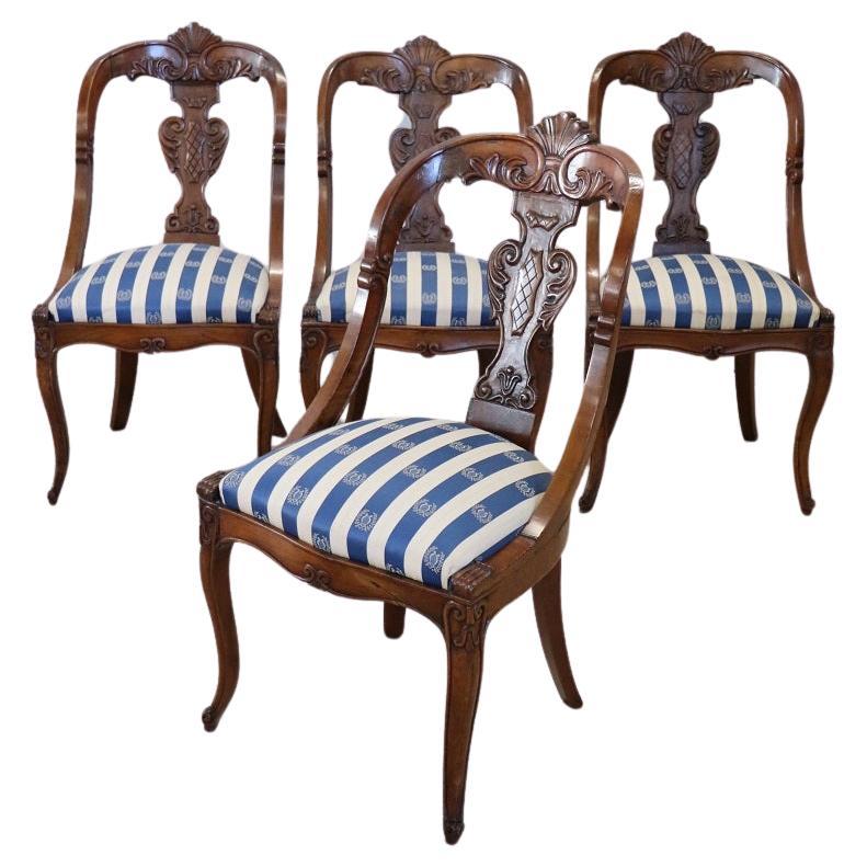 Ensemble de quatre chaises anciennes en noyer sculpté du XIXe siècle de Charles X