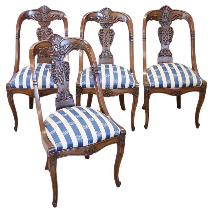 Ensemble de quatre chaises anciennes en noyer sculpté du XIXe siècle de Charles X en vente