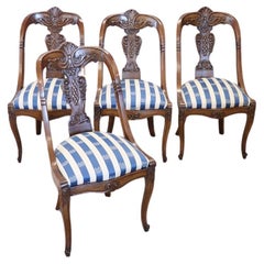 Ensemble de quatre chaises anciennes en noyer sculpté du XIXe siècle de Charles X