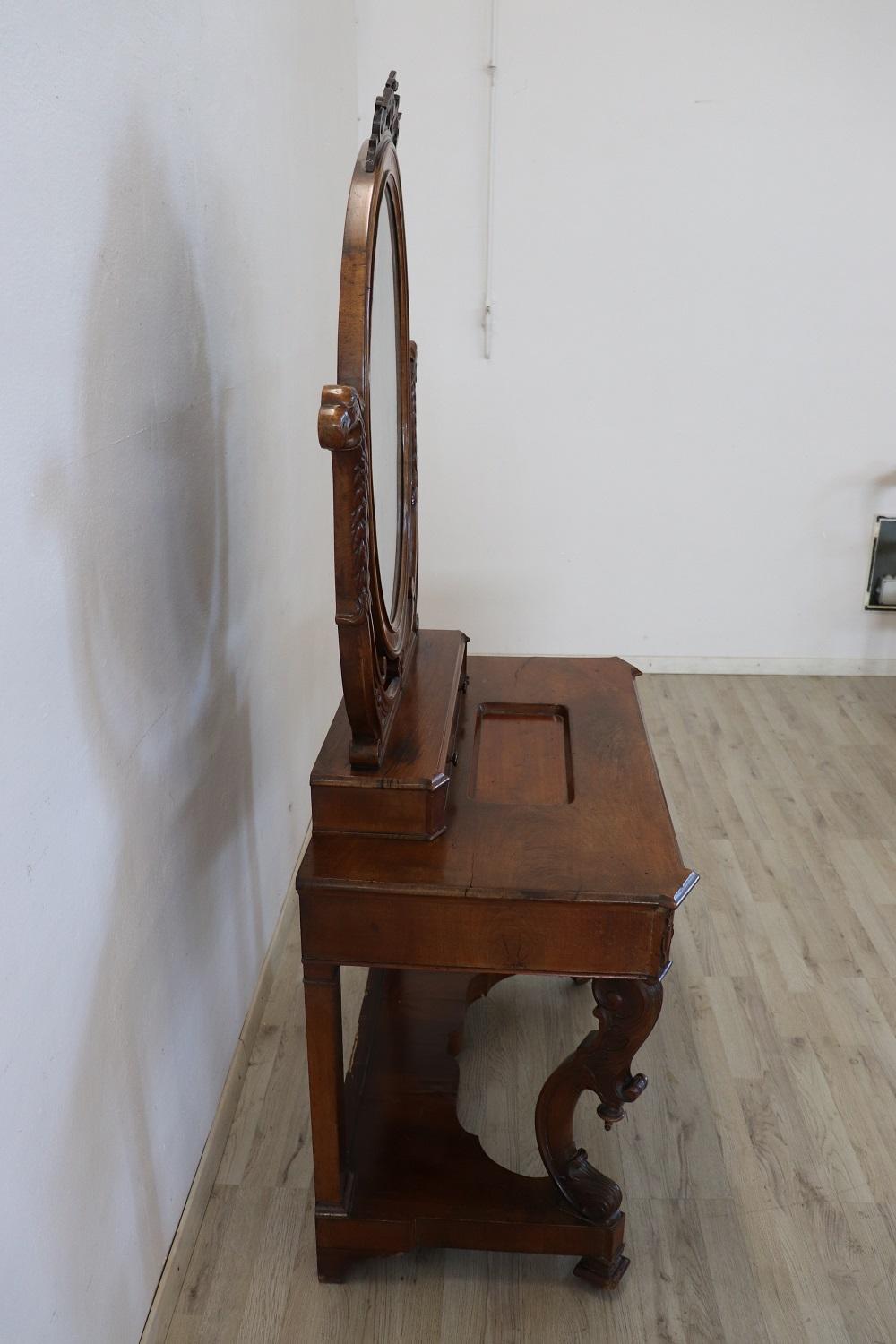 19th Century Italian Charles X Carved Walnut Vanity Table or Dressing Table In Good Condition For Sale In Casale Monferrato, IT