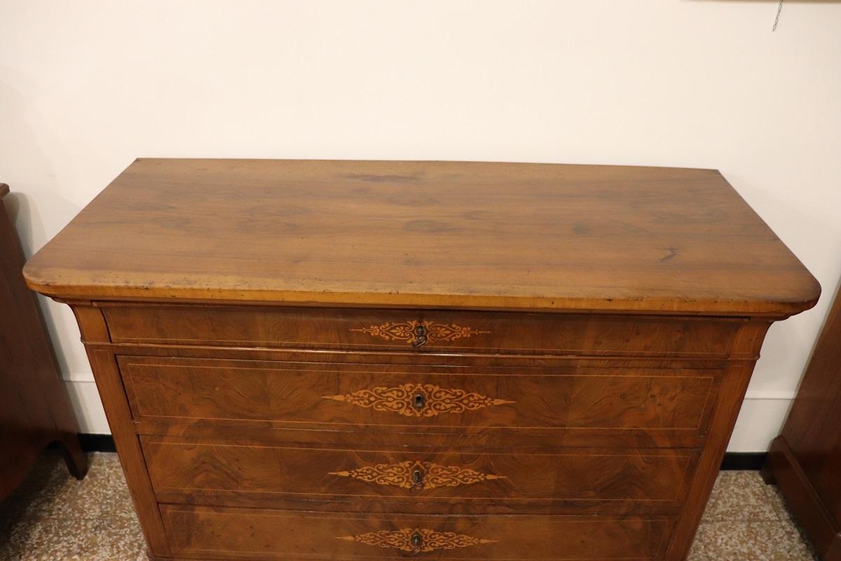 Nous vous présentons cette élégante commode italienne ancienne datant de la première moitié du XIXe siècle, période Charles X. Une commode extrêmement raffinée, dont la teinte claire se marie parfaitement avec des environnements classiques mais