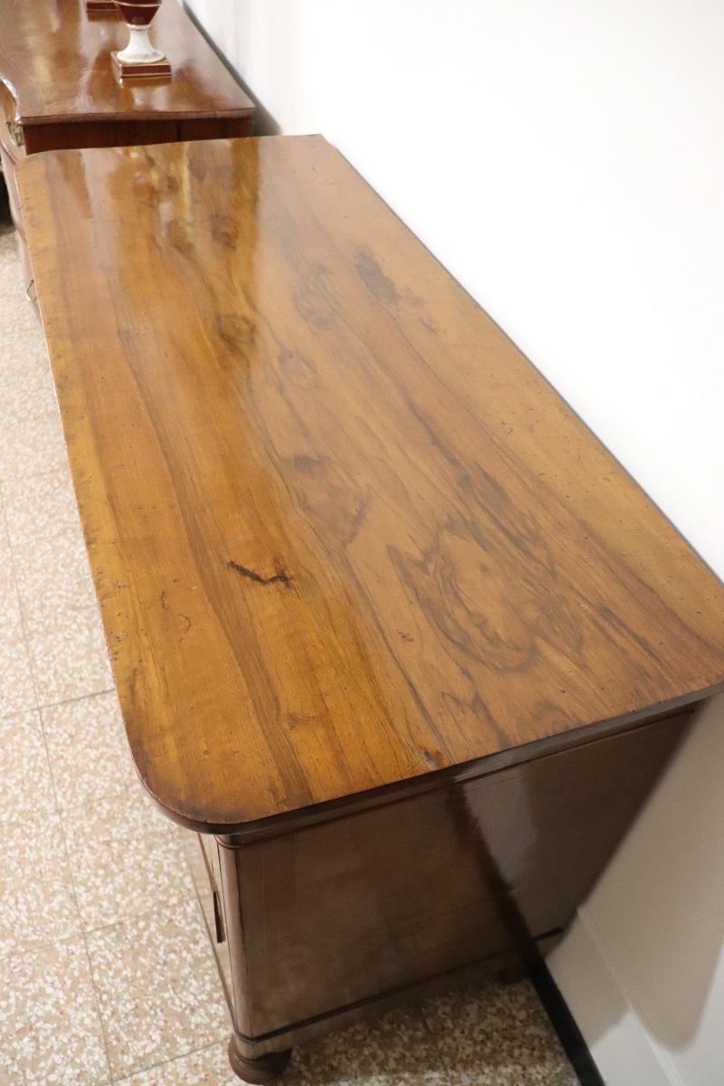 italien Commode ancienne en noyer marqueté Charles X du 19e siècle, restaurée en vente