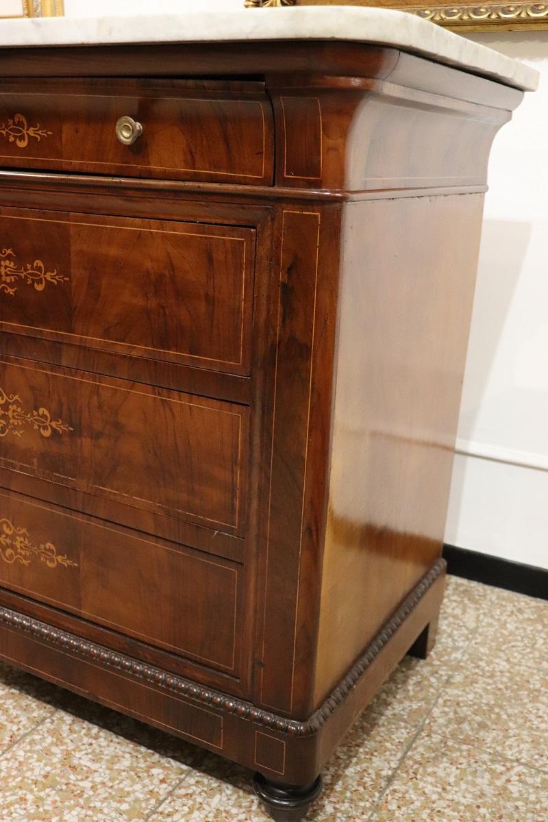Italiano Cassettiera antica in noce intarsiata Charles X del XIX secolo, restaurata in vendita