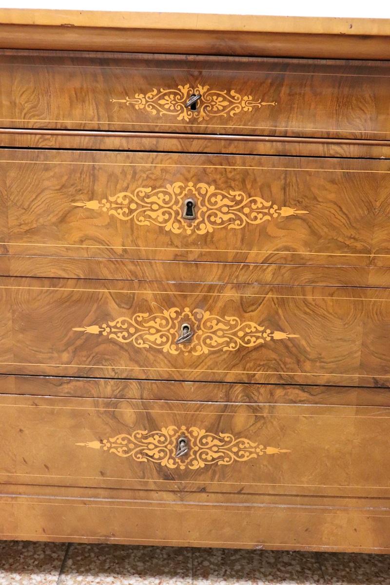 Incrusté Commode ancienne en noyer marqueté Charles X du 19e siècle, restaurée en vente