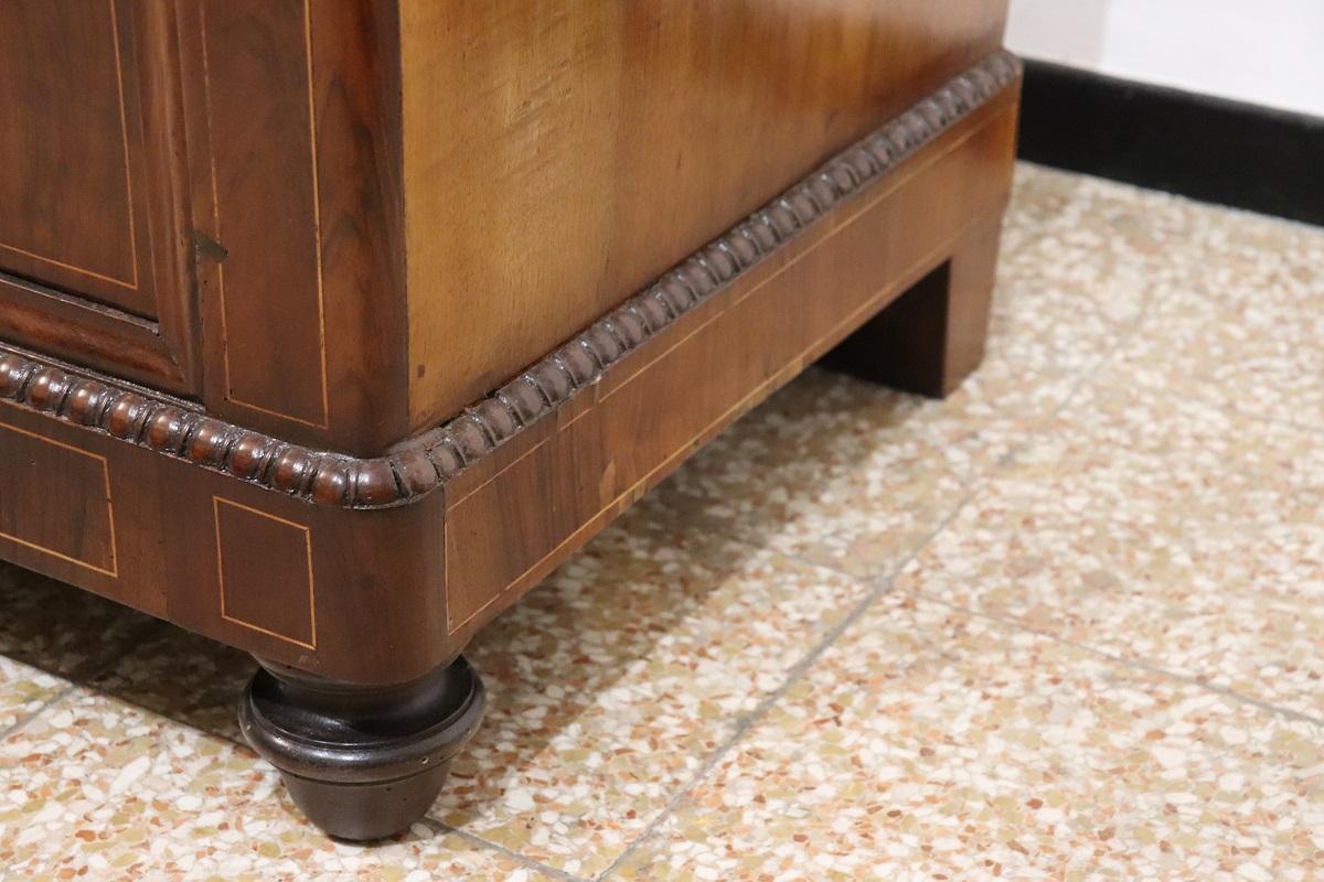 Intarsio Cassettiera antica in noce intarsiata Charles X del XIX secolo, restaurata in vendita
