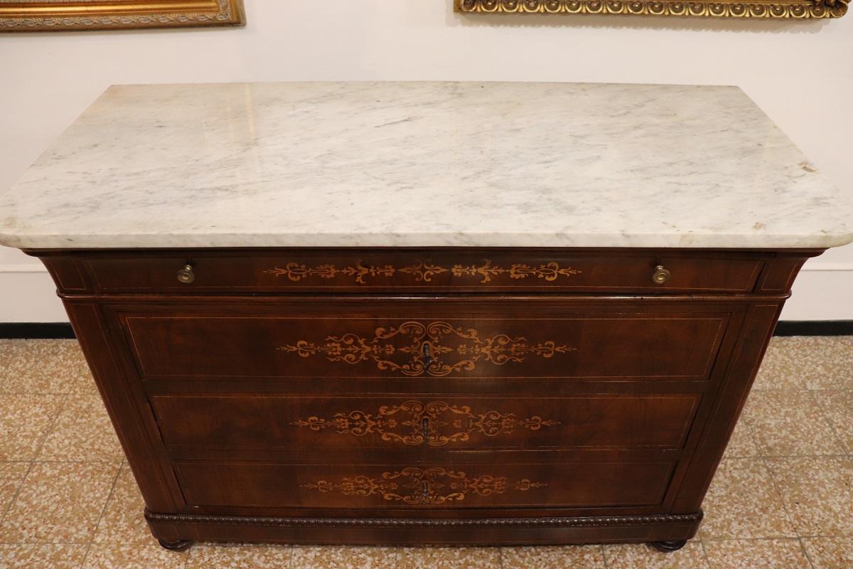 Cassettiera antica in noce intarsiata Charles X del XIX secolo, restaurata In condizioni buone in vendita a Casale Monferrato, IT