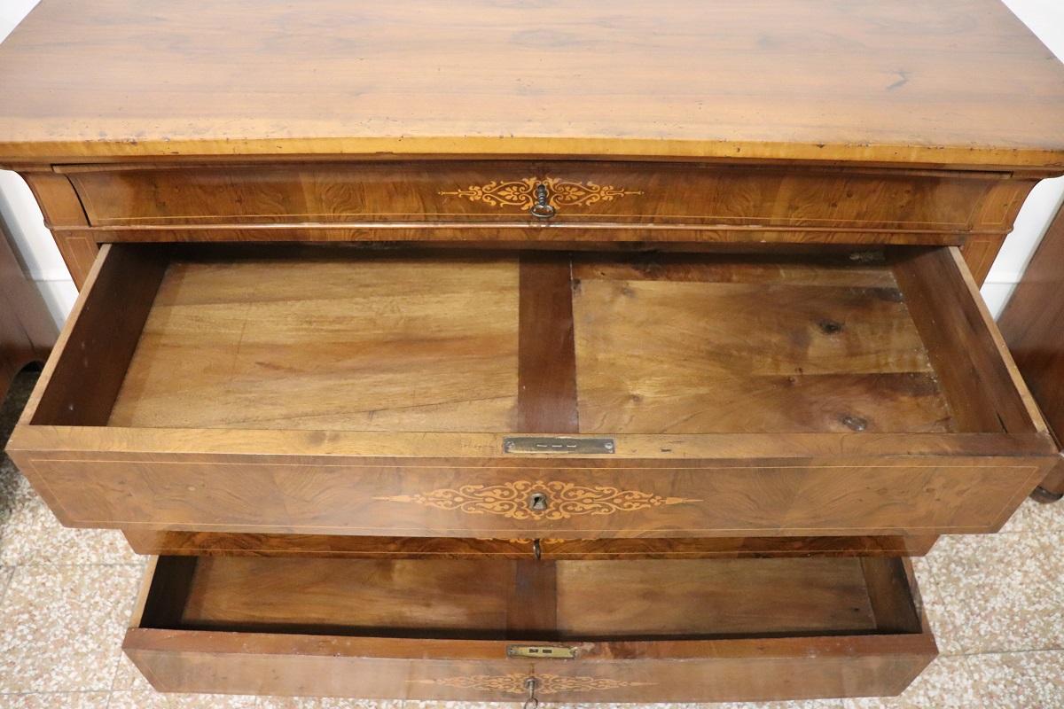 Commode ancienne en noyer marqueté Charles X du 19e siècle, restaurée en vente 1