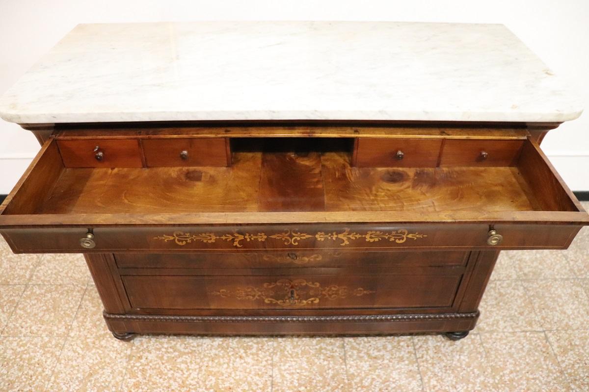 Cassettiera antica in noce intarsiata Charles X del XIX secolo, restaurata in vendita 1