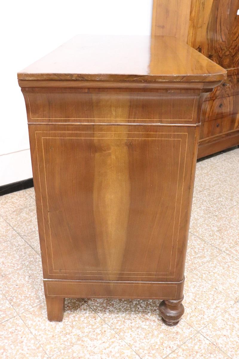 Commode ancienne en noyer marqueté Charles X du 19e siècle, restaurée en vente 2
