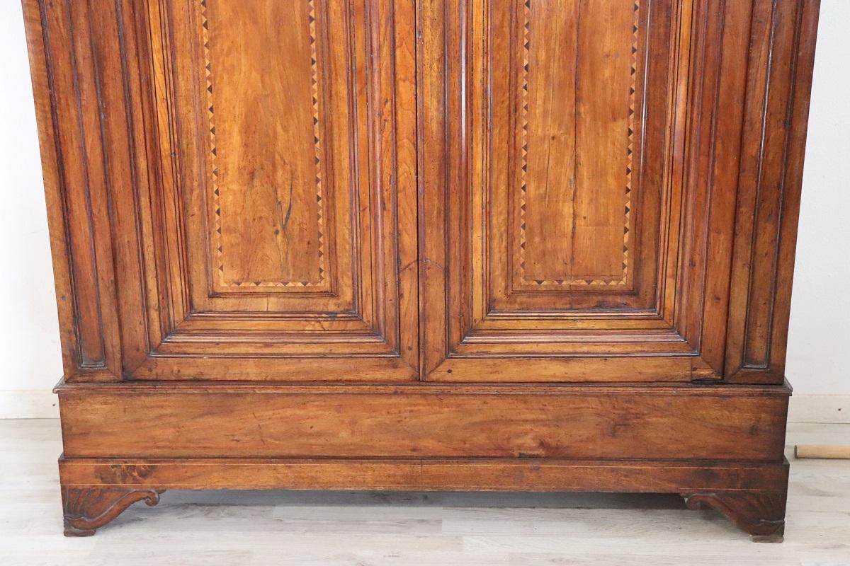 Seltener und bedeutender antiker Kleiderschrank aus massivem Nussbaumholz aus dem Jahr 1825 aus der Zeit Karls X. Der Innenraum ist noch unterteilt, da ursprünglich ein Teil mit Regalen und ein Teil mit einer Kleiderstange, das oberste Regal wurde
