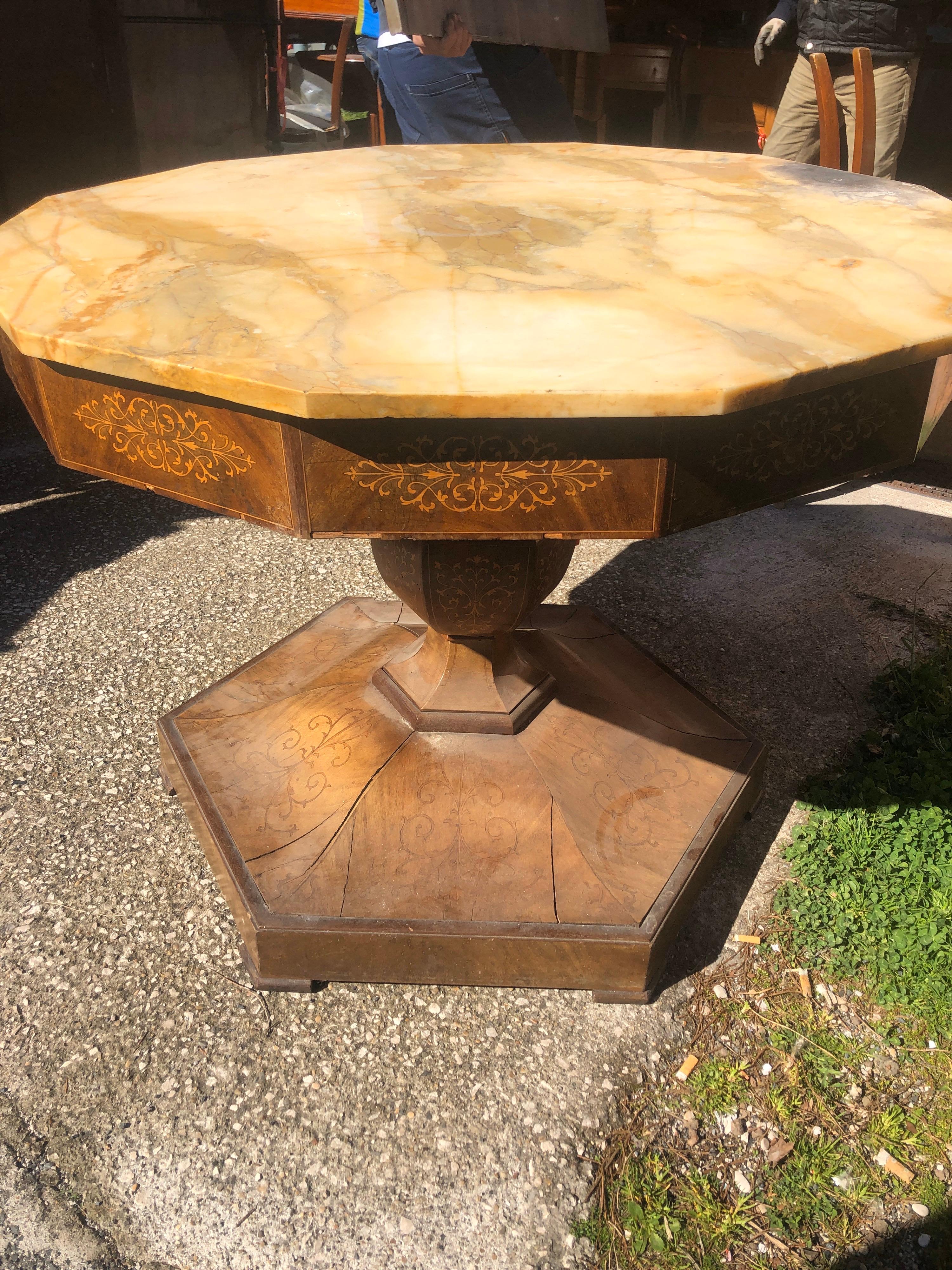 Fantastic Neapolitan center table, in the style of Girolamo Schmidt, in mahogany with maple inlays, in the style of Charles X and top in Siena yellow marble. In good state of conservation, it still needs restoration.
Table of exceptional quality,