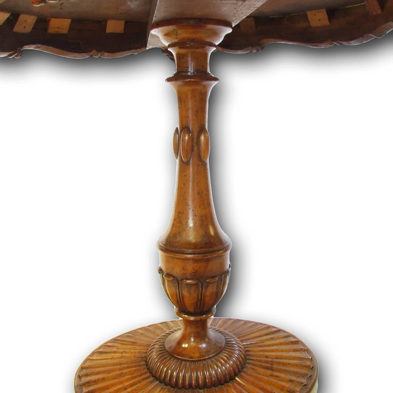 19th Century Italian Charles X Oval Centre Table in Solid Walnut and Briar Root For Sale 1