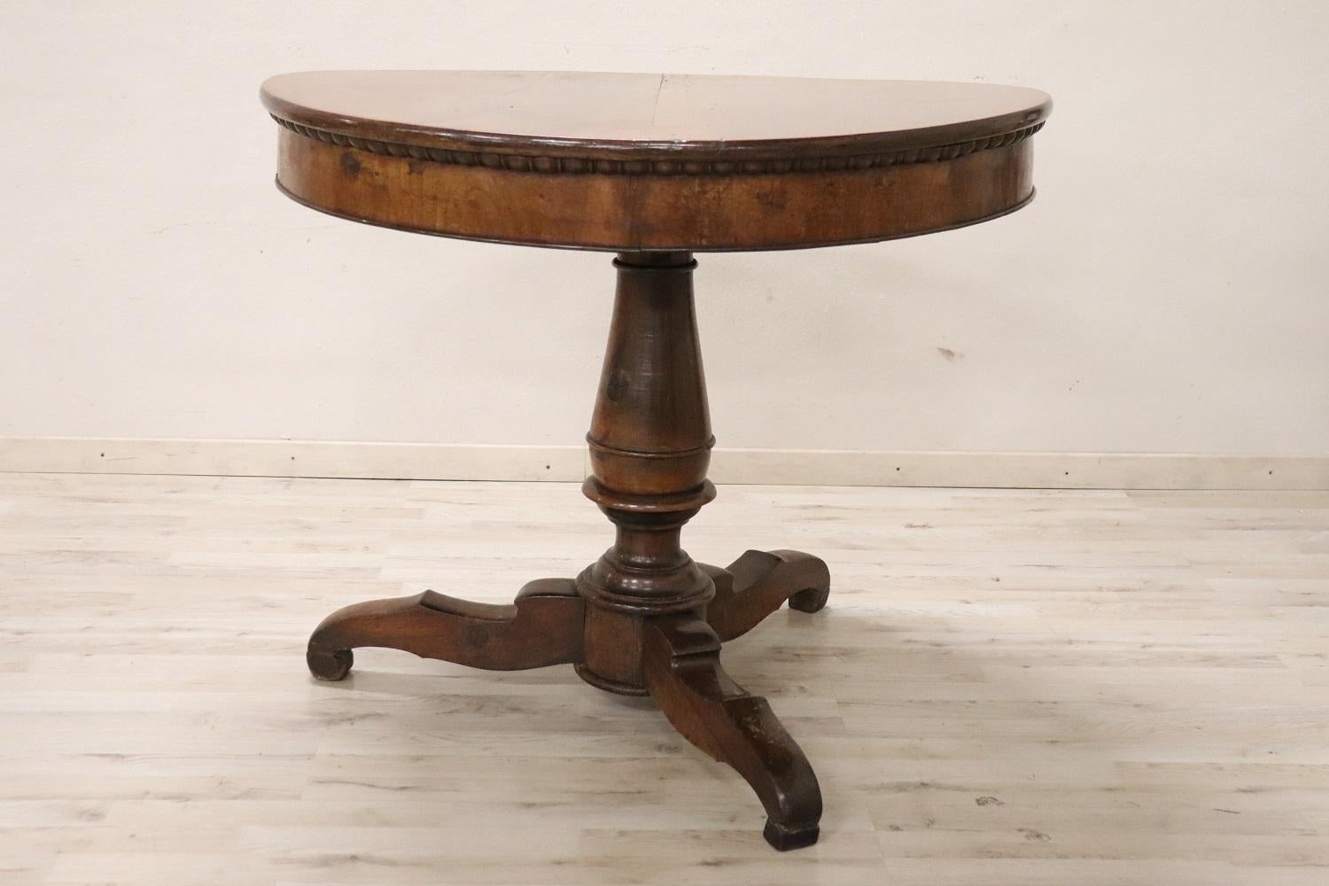 19th Century Italian Charles X Solid Walnut Antique Round Center Table  In Good Condition For Sale In Casale Monferrato, IT