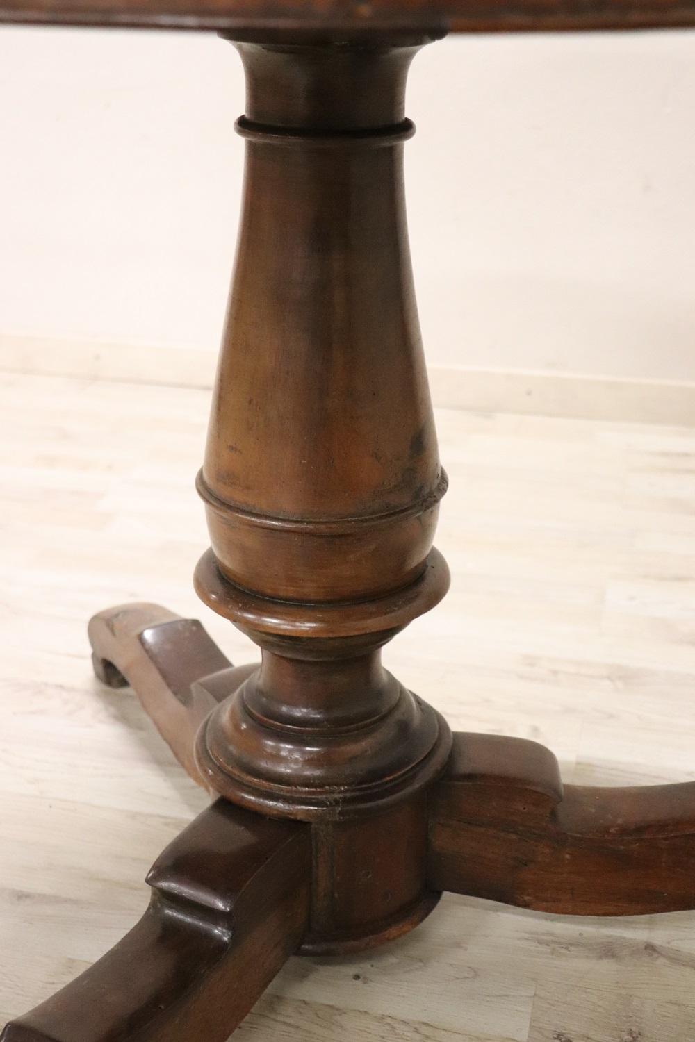 Mesa de centro redonda antigua de nogal macizo Charles X italiano del siglo XIX  Nogal en venta